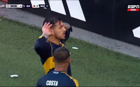 Leandro Paredes y su "Topo Giggio" ante River.