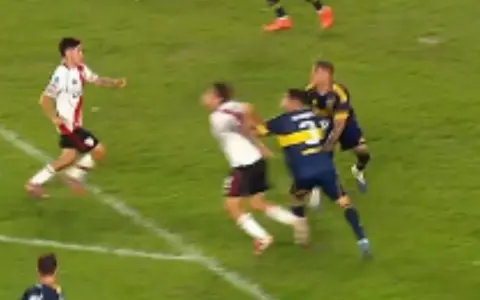 El empujón en el área de Lautaro Blanco a Martínez Quarta, la gran polémica del Superclásico.