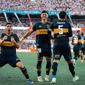 Boca le ganó 1 a 0 a River con gol de Paredes de penal en un superclásico picante y con polémica en el final
