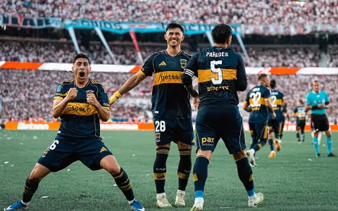 Miguel Merentiel, Adam Bareiro y Leandro Paredes (de espaldas) en el festejo del gol xeneize.