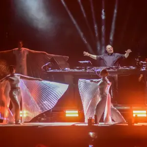 El cura DJ Guilherme Peixoto homenajeó al papa Francisco