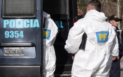 Un chico de 12 años encontró el cuerpo de su madre enterrado y buscan a su pareja