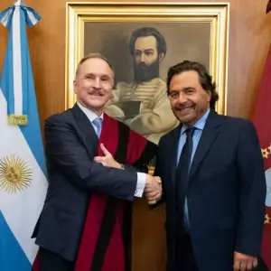 “Un aplauso para el Gobernador (Sáenz) que quiere mucho a los Estados Unidos”, dijo Lamelas tras cantar “New York, New York” a dúo