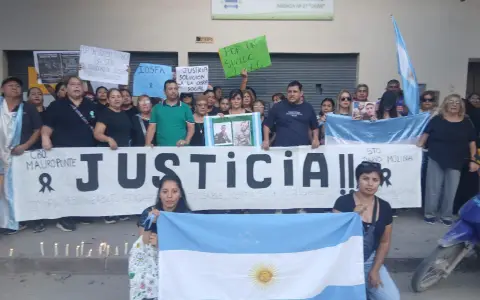 Los familiares frente a la sede de IOSFA Orán
