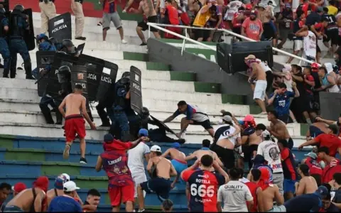 Graves incidentes obligaron a suspender el clásico paraguayo.