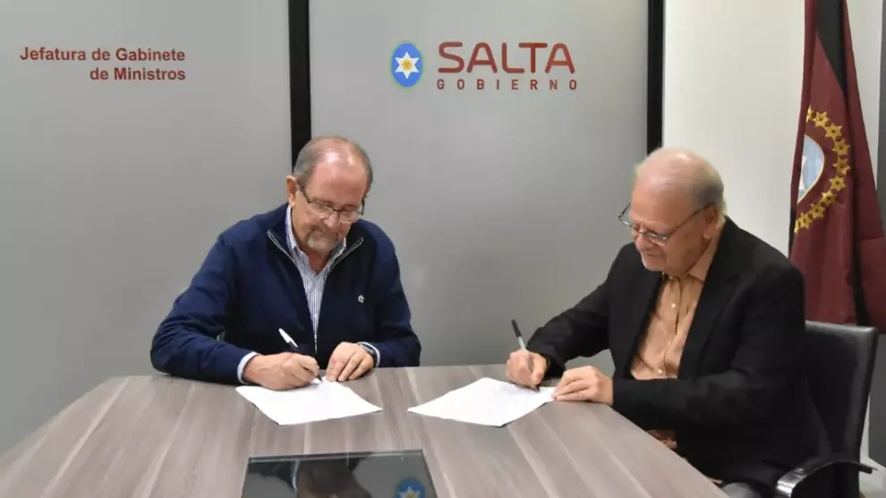 Chibán y Camacho firmando el convenio