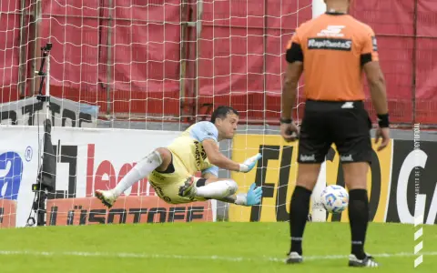 Joaquín Papaleo, el héroe en la histórica clasificación de Gimnasia en la Copa Argentina, al atajar tres penales.