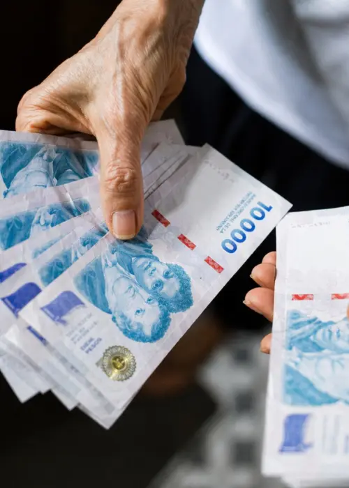 En la era Milei el poder adquisitivo del salario mínimo cayó 40% y está en su nivel más bajo en más de 20 años