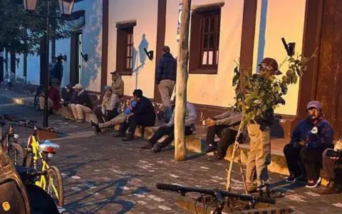 Empleados en paro frente al edificio municipal de El Tala
