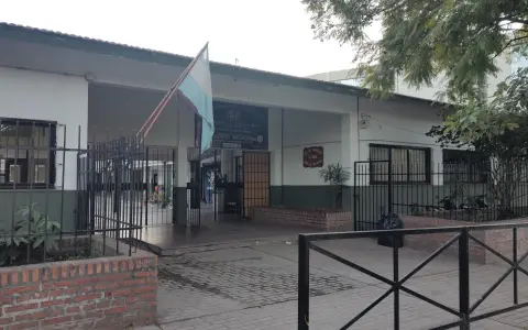 La Escuela de Comercio "Juan Manuel Estrada", donde inició la medida de prohibir mochilas y cartucheras