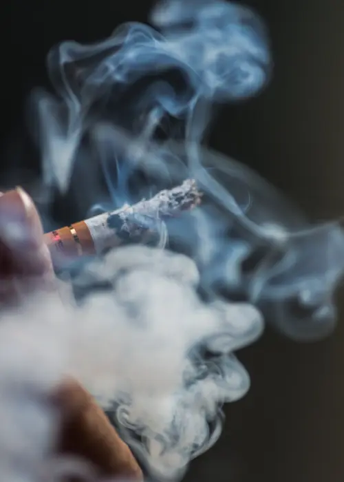 Reino Unido aprobó la prohibición permanente de vender cigarrillos a quienes nacieron después de 2008
