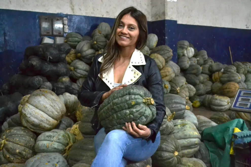 Lorena "La Zapallera" en su puesto del mercado Cofruthos