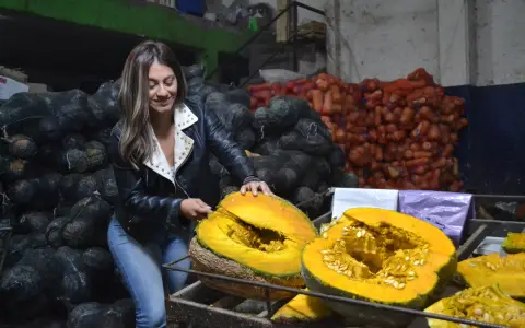 Lorena "La Zapallera" en su puesto del mercado Cofruthos