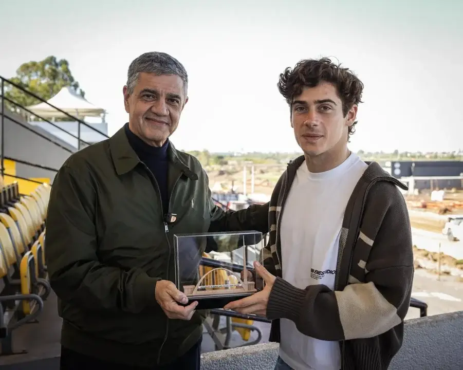 Franco Colapinto recibiendo el reconocimiento de la Ciudad de Buenos Aires.