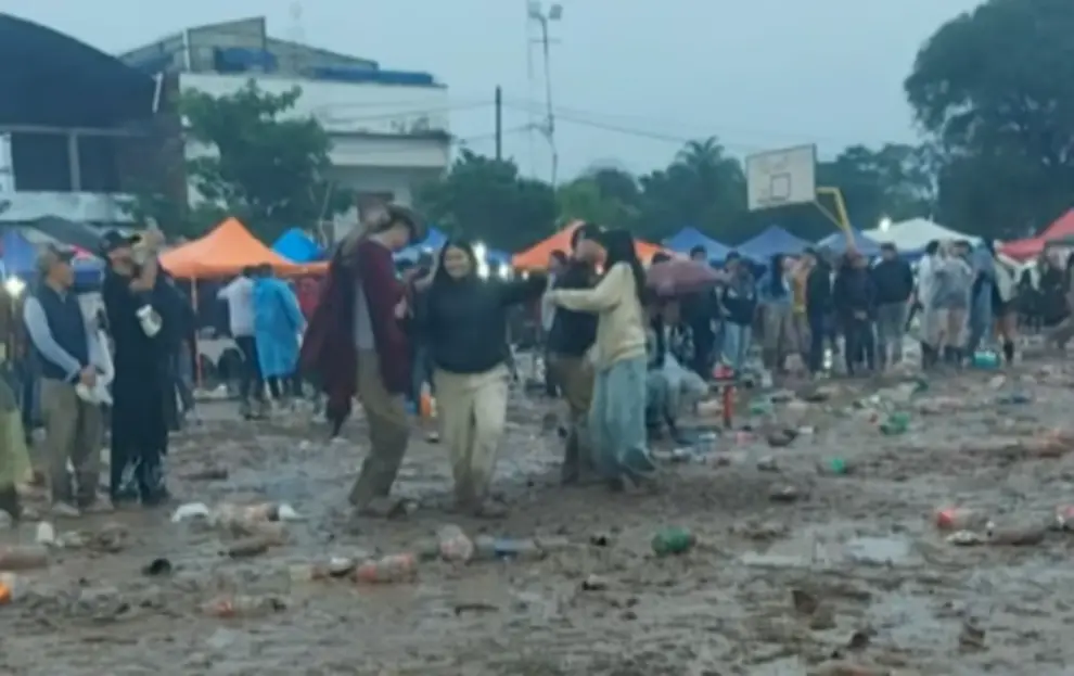 En el barro, la gente de Pichanal festejó el aniversario de la localidad y al santo patrono