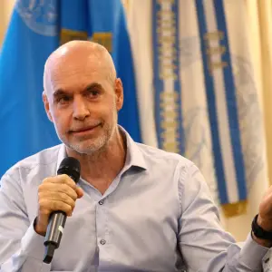  “Tiene que tener un poco de dignidad y dar un paso al costado”