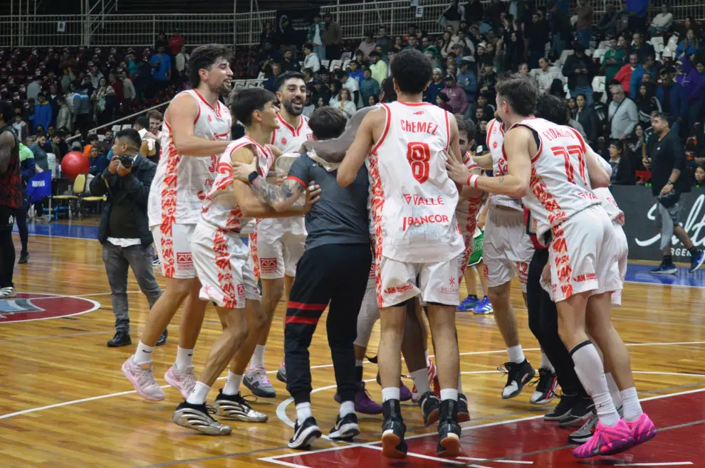 Festejo final para San Isidro en el Estadio Delmi.