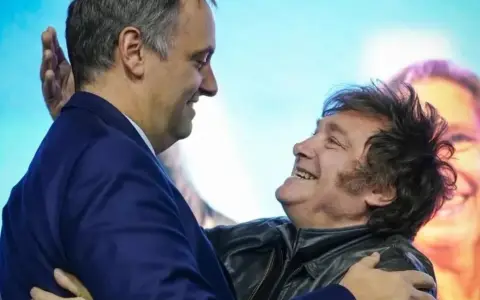 Manuel Adorni y Javier Milei