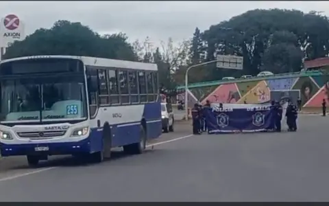 La policía resguardando el lugar del siniestro en la rotonda de Limache
