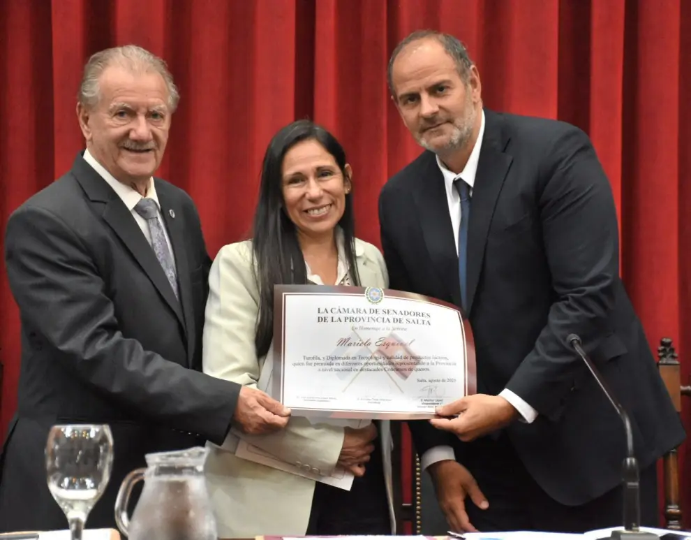 Mariela Esquivel reconocida en el