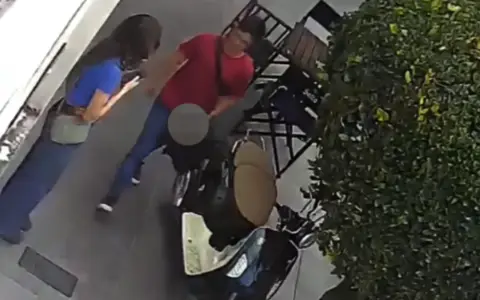 El momento en el que el acosador exhibe sus genitales a la joven que salía de trabajar.