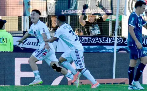 Riestra ganó por primera vez en el año y complicó a Independiente.