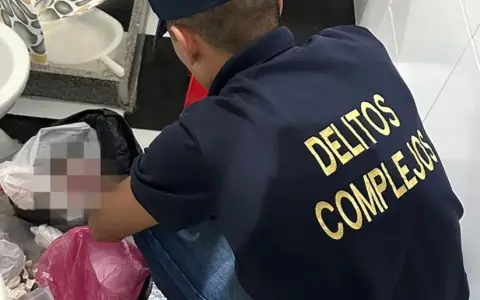 La policia encontró 8 fetos humanos en una clínica de Villa Ballester. 