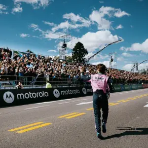 El histórico Road Show de Colapinto que convocó multitudes: trompos, gomas chirriando, fuego y el homenaje a Fangio