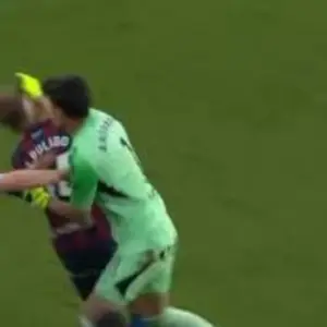 Escándalo en el fútbol español: En un ataque de furia, el arquero argentino, Esteban Andrada, le pegó una piña a un rival tras una expulsión