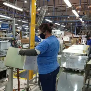 Una histórica planta de electrodomésticos deja de producir heladeras y despedirá personal