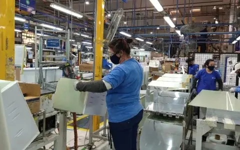 Frimetal, la empresa que ensambla la marca Electrolux en Rosario, cesará la producción de heladeras en mayo. 