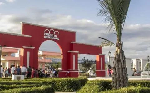 La gente en las gradas del anfiteatro del parque Bicentenario, disfrutando del festival del 2025