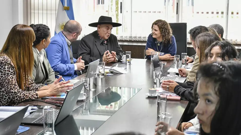 Chaqueño con Fiore y otros funcionarios
