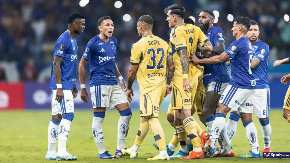 Costa y Di Lollo se cruzan con los jugadores brasileños