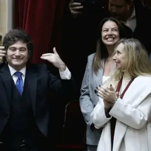 Al grito de "corruptos son ustedes" y "chorros" atacó Javier Milei a los periodistas en defensa de Adorni