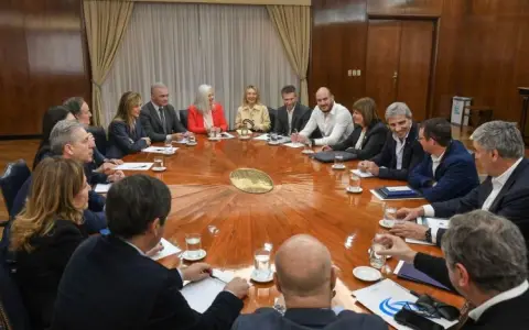 Royón en la sala con Caputo