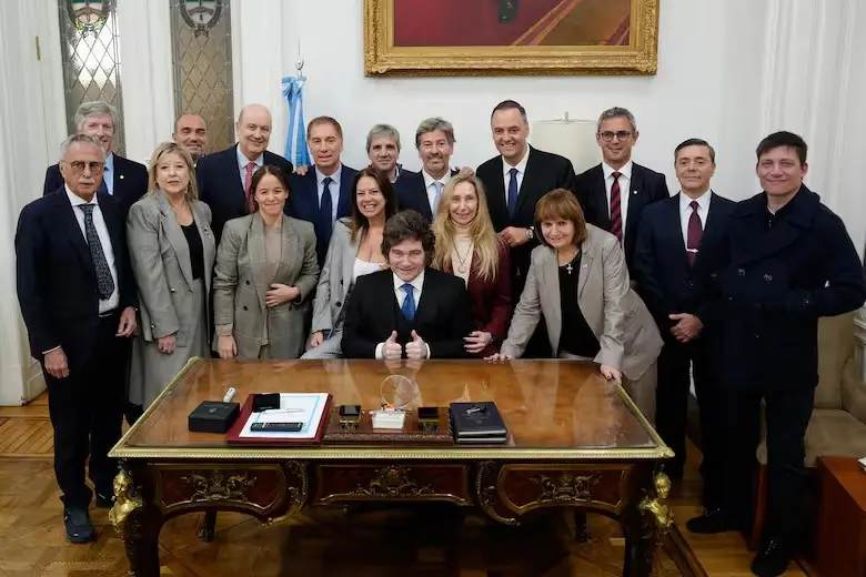 Caputo, junto a Milei y los ministros que acompañaron a Adorni al Congreso (Presidencia)