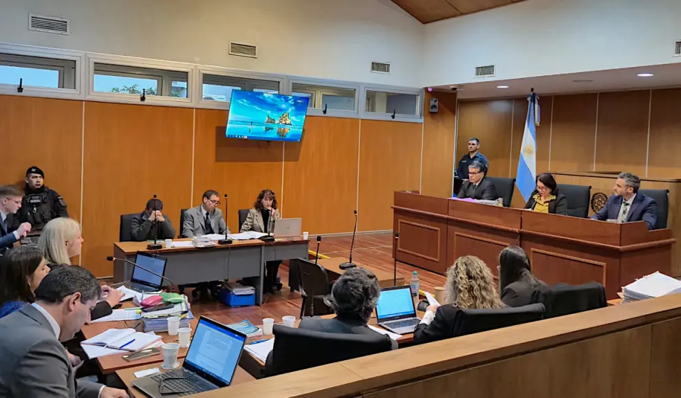 José Jota Figueroa escuchó los alegatos de la fiscal y el querellante con la cabeza gacha