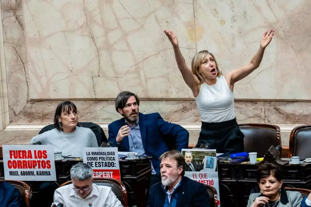 La diputada Myriam Bregman gesticula en el recinto.