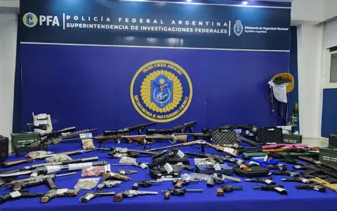 Una importante cantidad de armas fueron secuestradas.