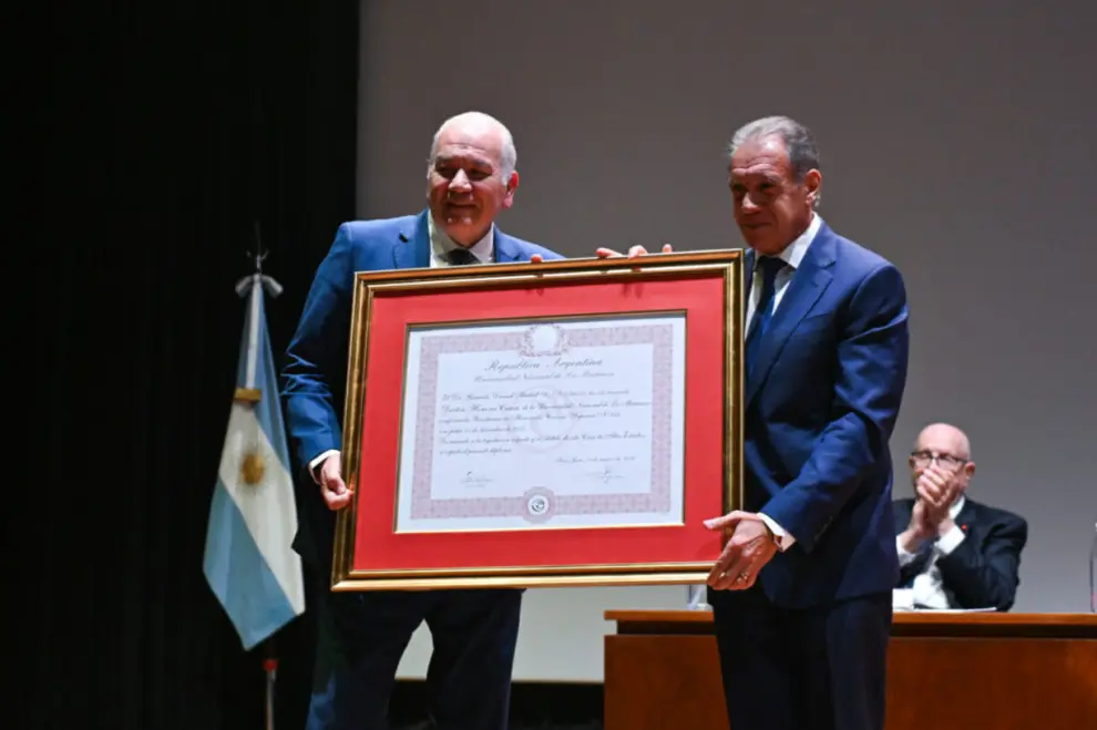 El vicerrector de la Universidad Nacional de La Matanza, Fernando Luján Acosta, entregó el diploma al empresario Daniel Hadad.