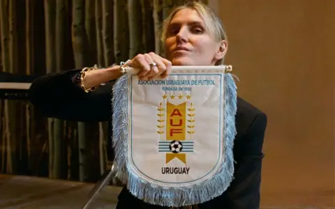 De diseñar la indumentaria de "El diablo viste a la moda ll" a diseñar el uniforme de la selección de su país: Uruguay.