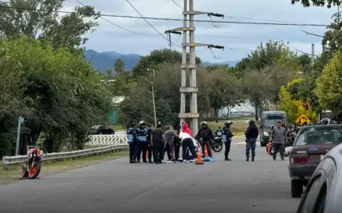 La policía preserva la zona del siniestro hasta la llegada de los peritos sobre avenida Papa Juan XXIII