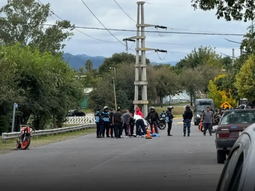 La policía preserva la zona del siniestro hasta la llegada de los peritos sobre avenida Papa Juan XXIII