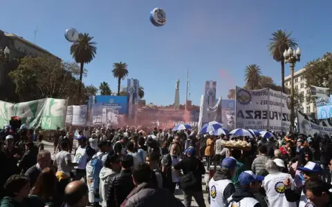 La convocatoria de la CGT en Plaza de Mayo (N. Suárez)