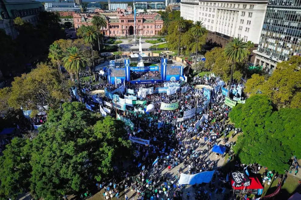 La convocatoria de la CGT en Plaza de Mayo (N. Suárez)