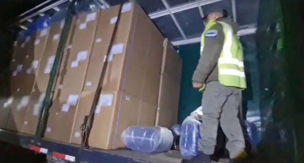 Gendarmes revisan el camión donde iba la tonelada y media de hojas de coca.