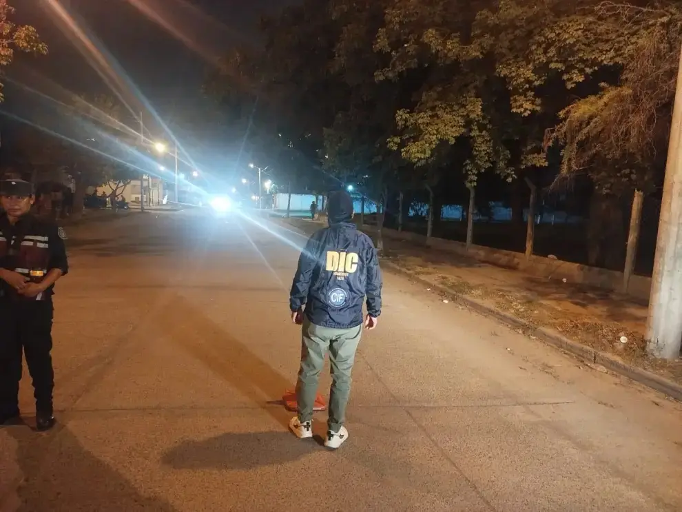 Investigadores en la zona donde mataron al joven.