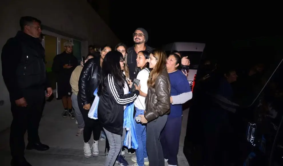 Ricardo Arjona con sus fans en su llegada a la Argentina.