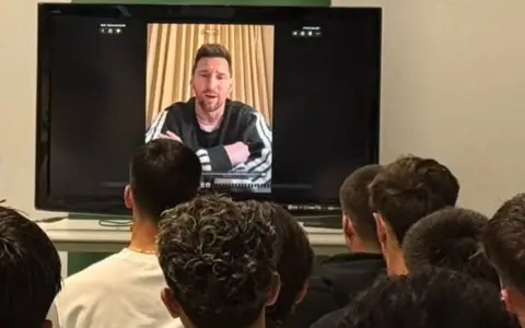 Lionel Messi y su presentación ante el plantel de la Unió Esportiva Cornellà.